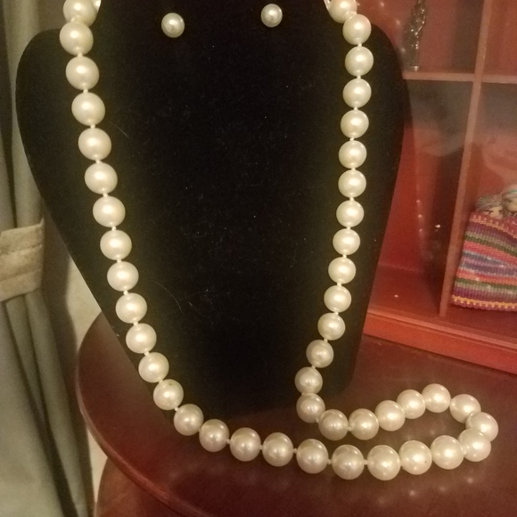 Vintage faux pearls and earrings set - Picture 2 of 4